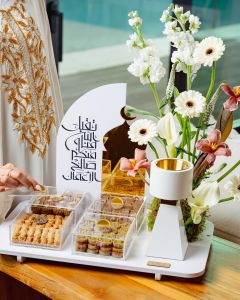 D10 | Tray with 4 Sweets & Flowers & Burner